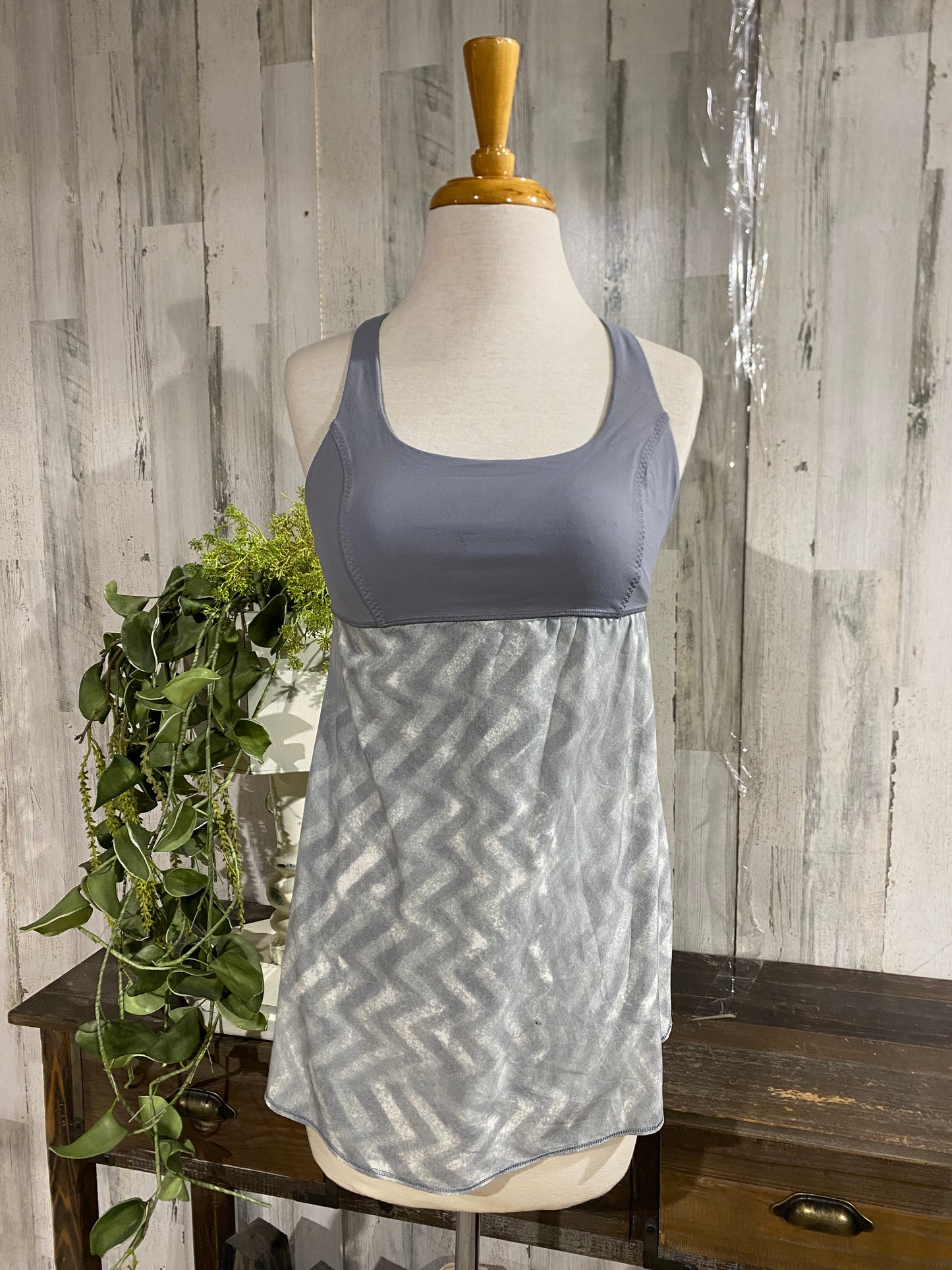 Womens Lululemon Tank Sz 8 Retails $148