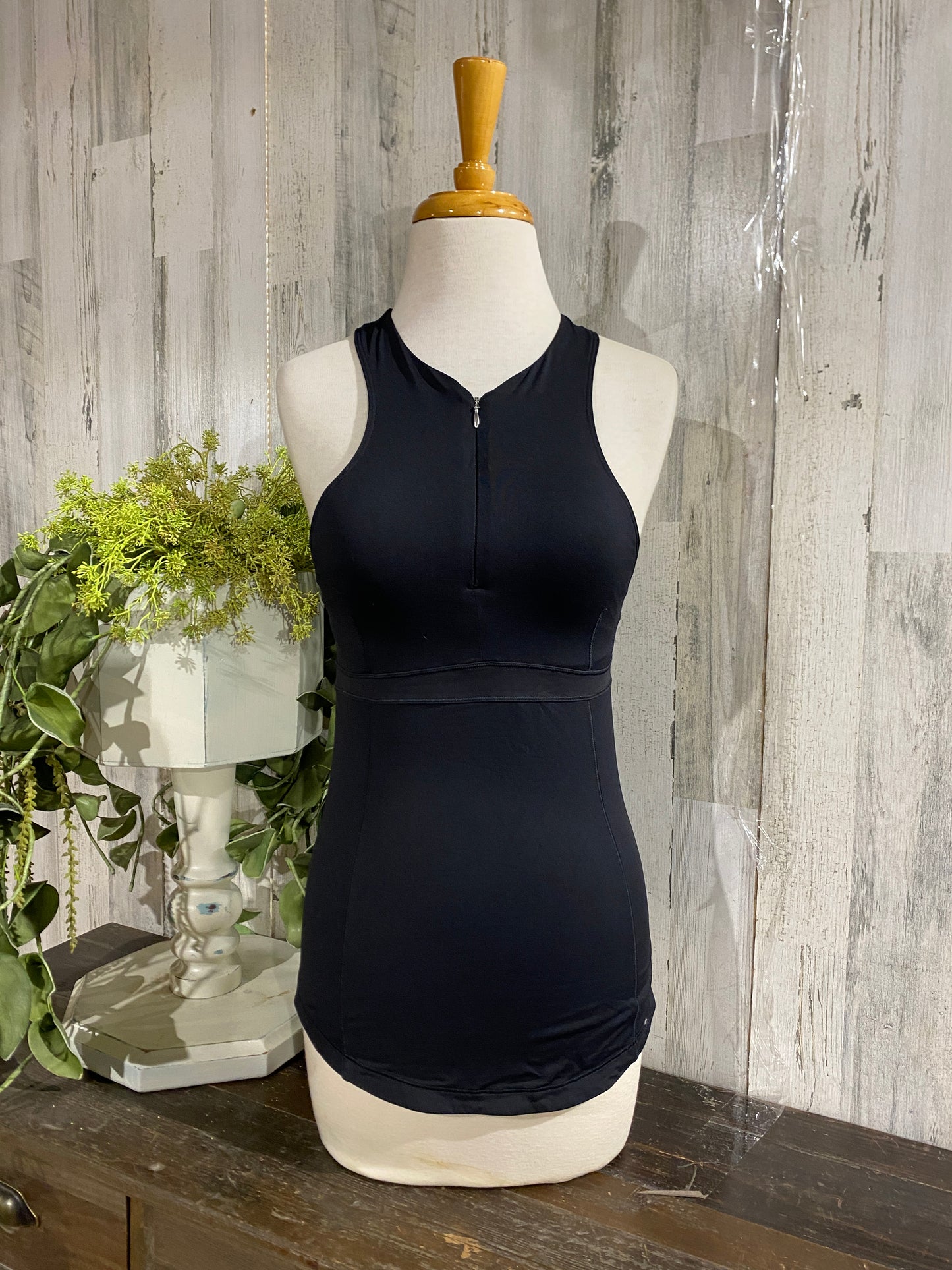 Womens Lululemon Top Sz 6 Retail $148