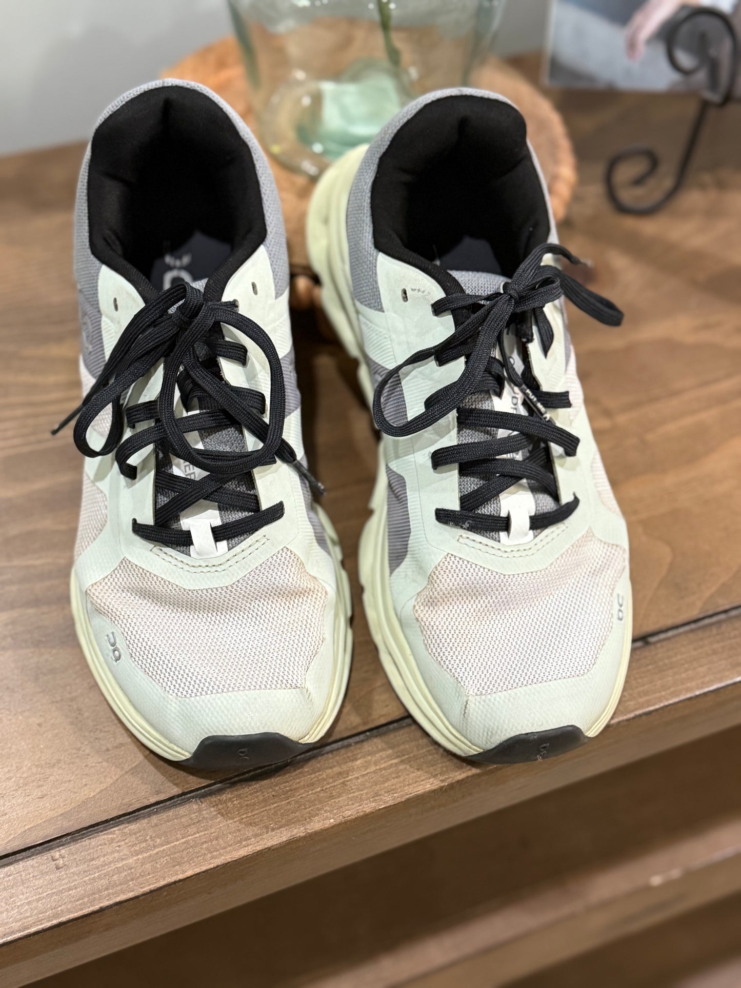 Womens On Cloud Sneakers Size 8