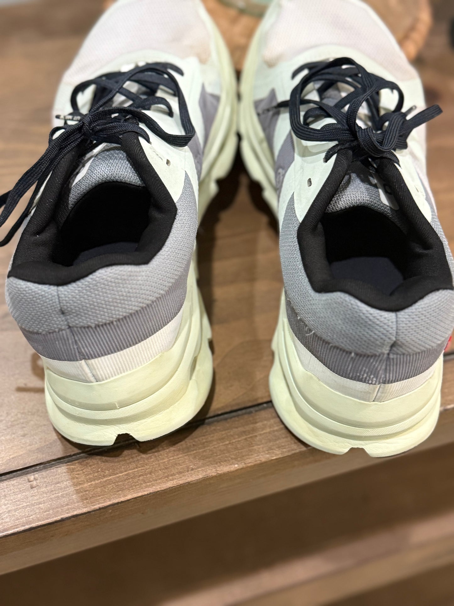 Womens On Cloud Sneakers Size 8