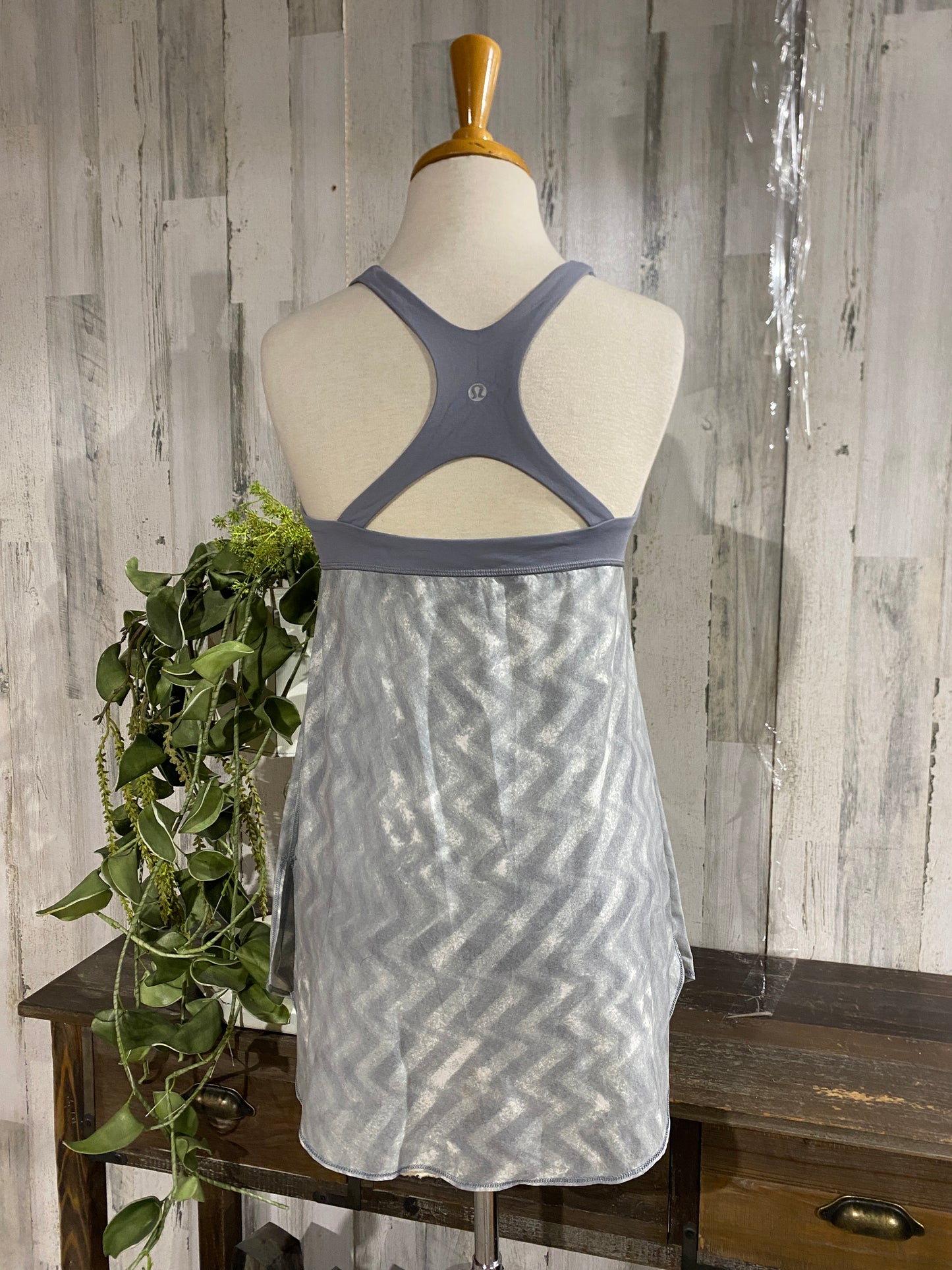 Womens Lululemon Tank Sz 8 Retails $148