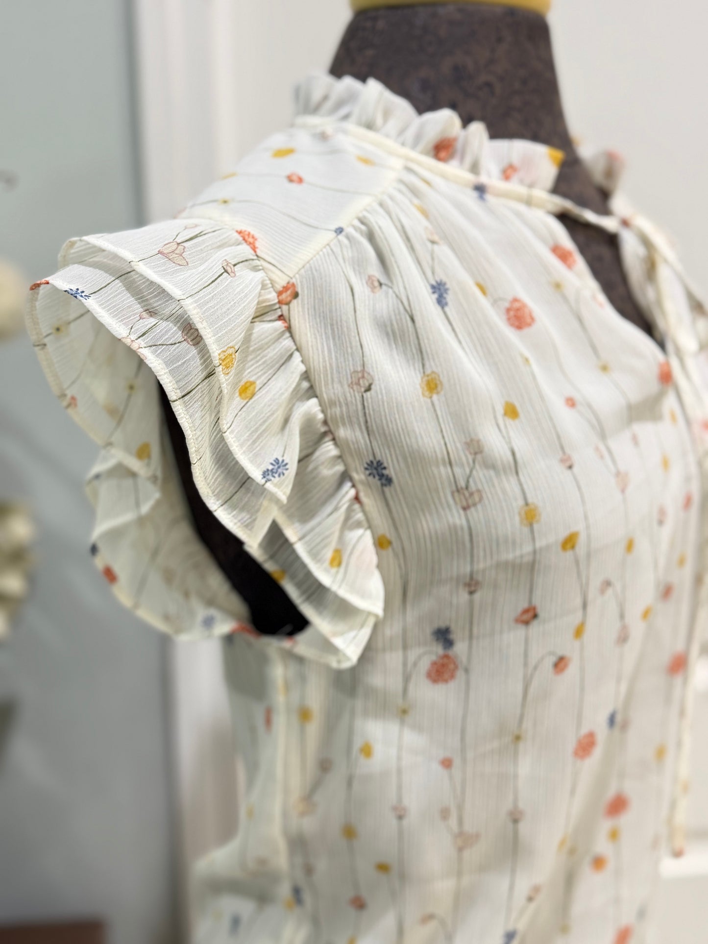 Womens Beige Floral Flutter Sleeve Blouse Medium NWT