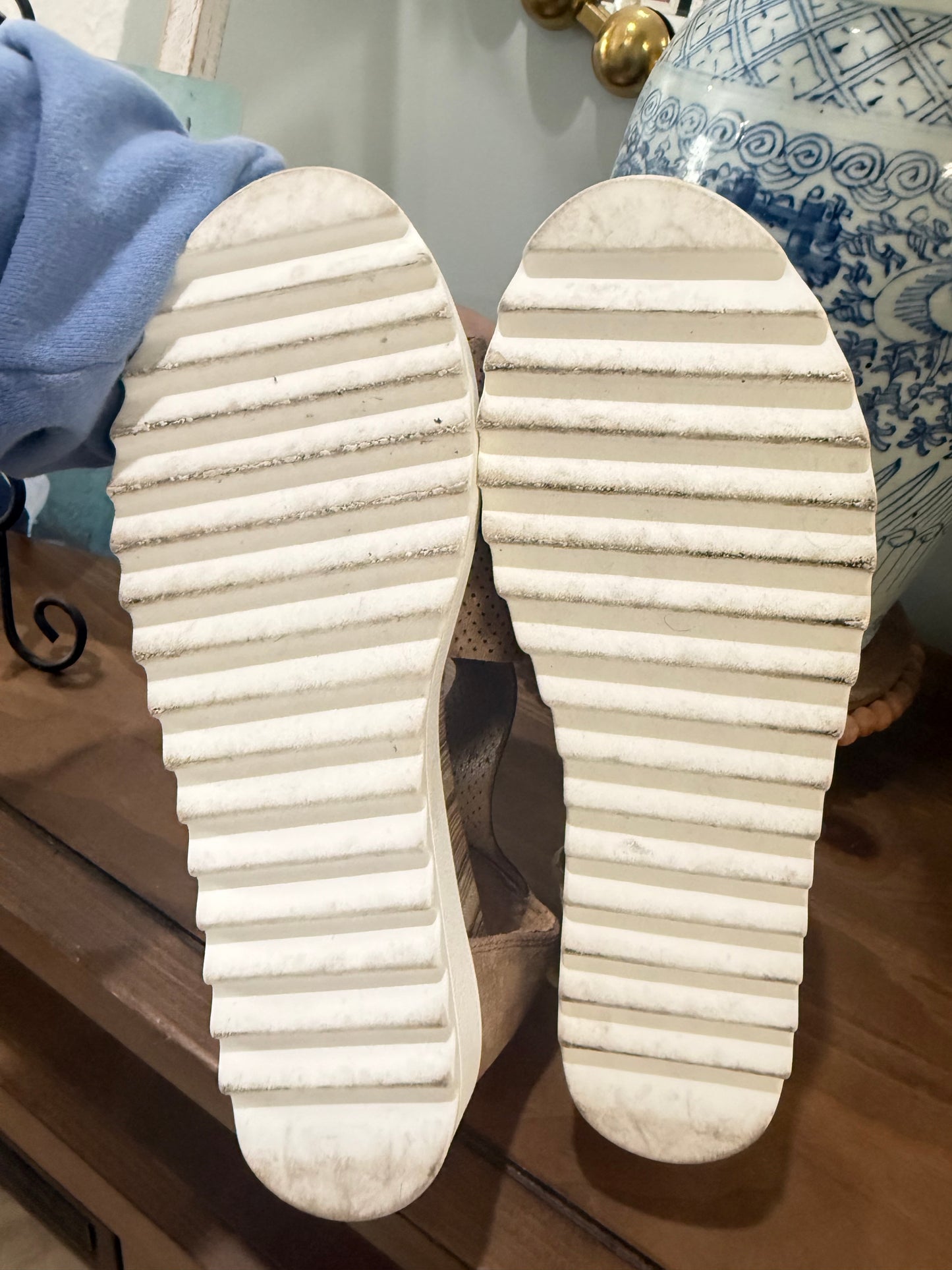 Womens Very G Tan Sandals Size 9 EUC