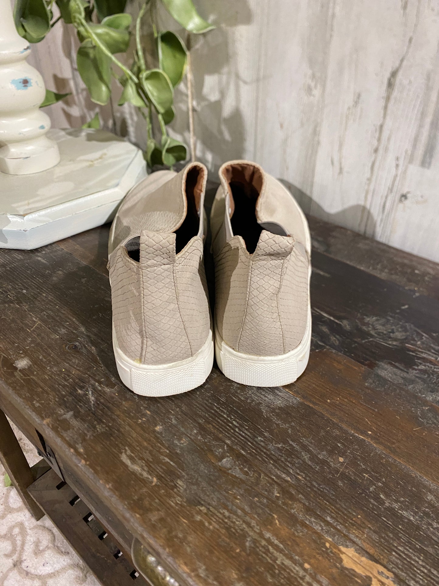 Womens Report Sneakers Sz 12