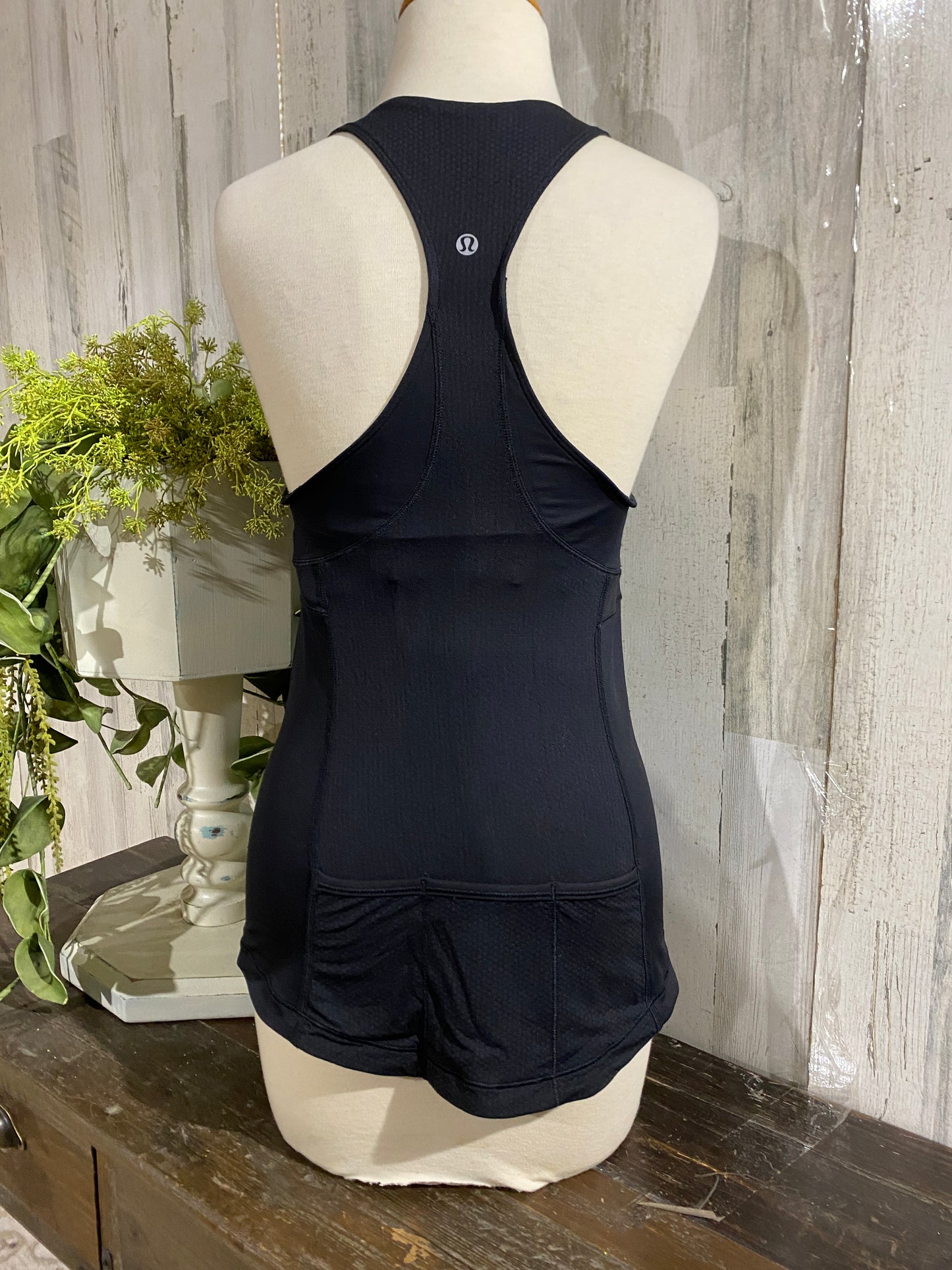 Womens Lululemon Top Sz 6 Retail $148