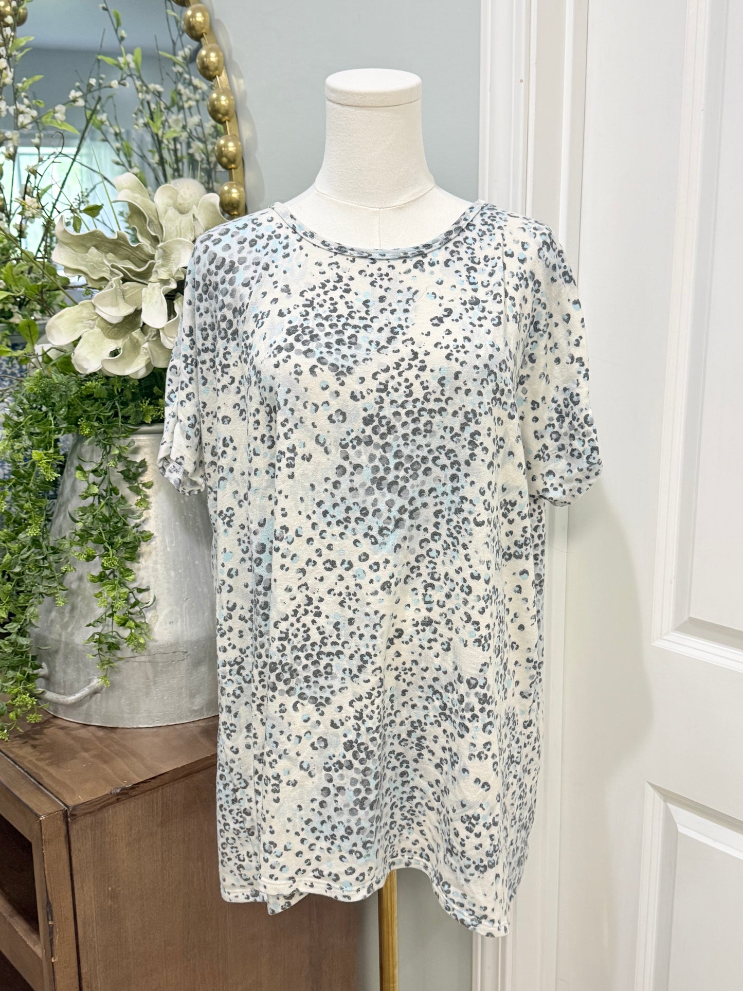 Womens White & Blue Leopard Short Sleeve Blouse XL EUC
