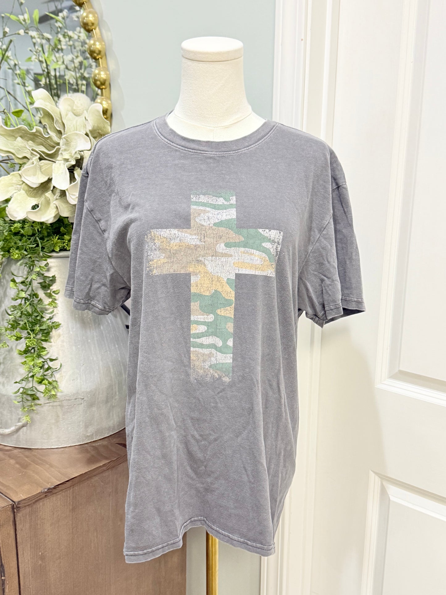 Womens Rusty Nails Cross Tshirt Medium EUC