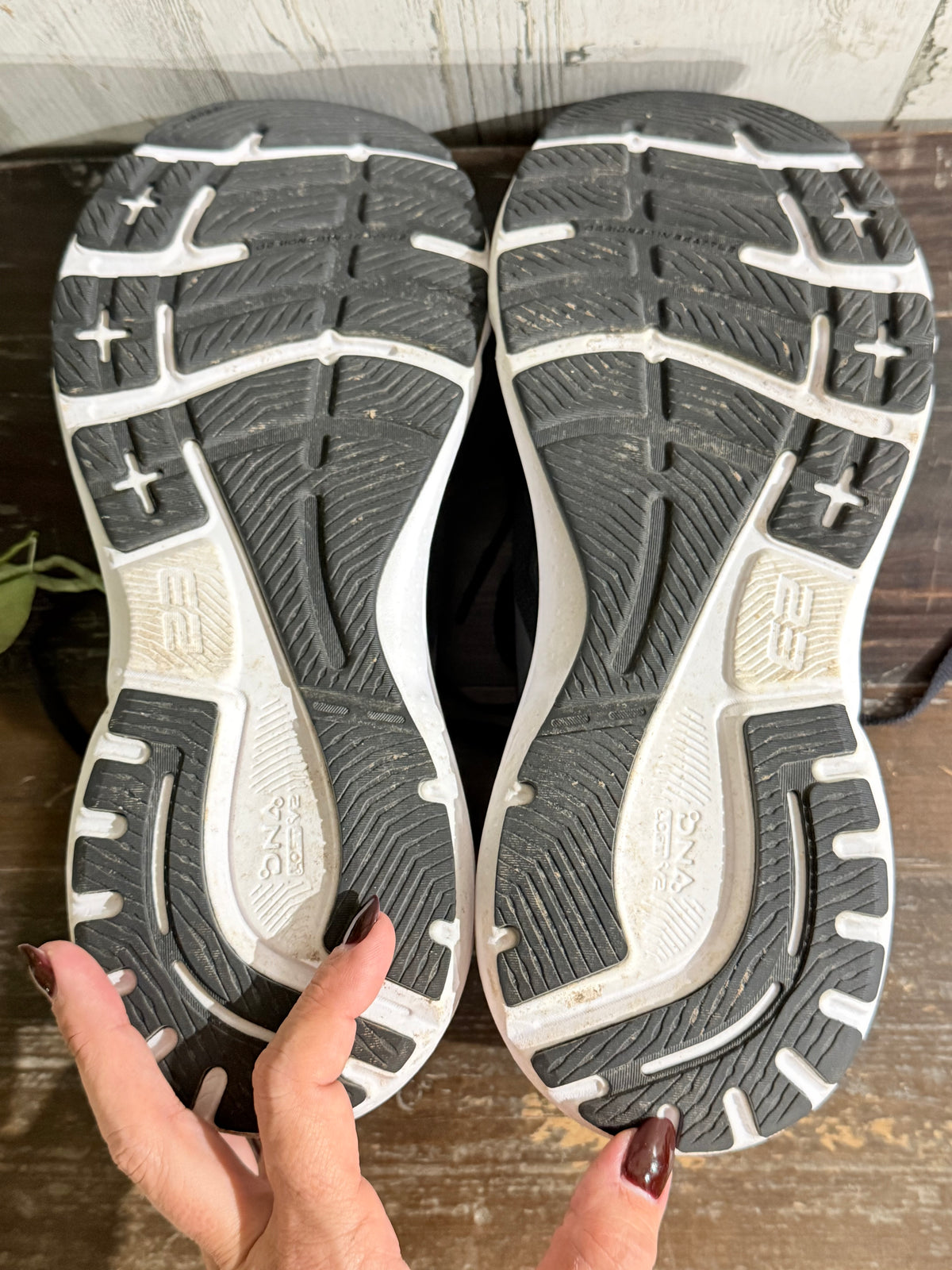 Mens Brooks Sneakers Size 11