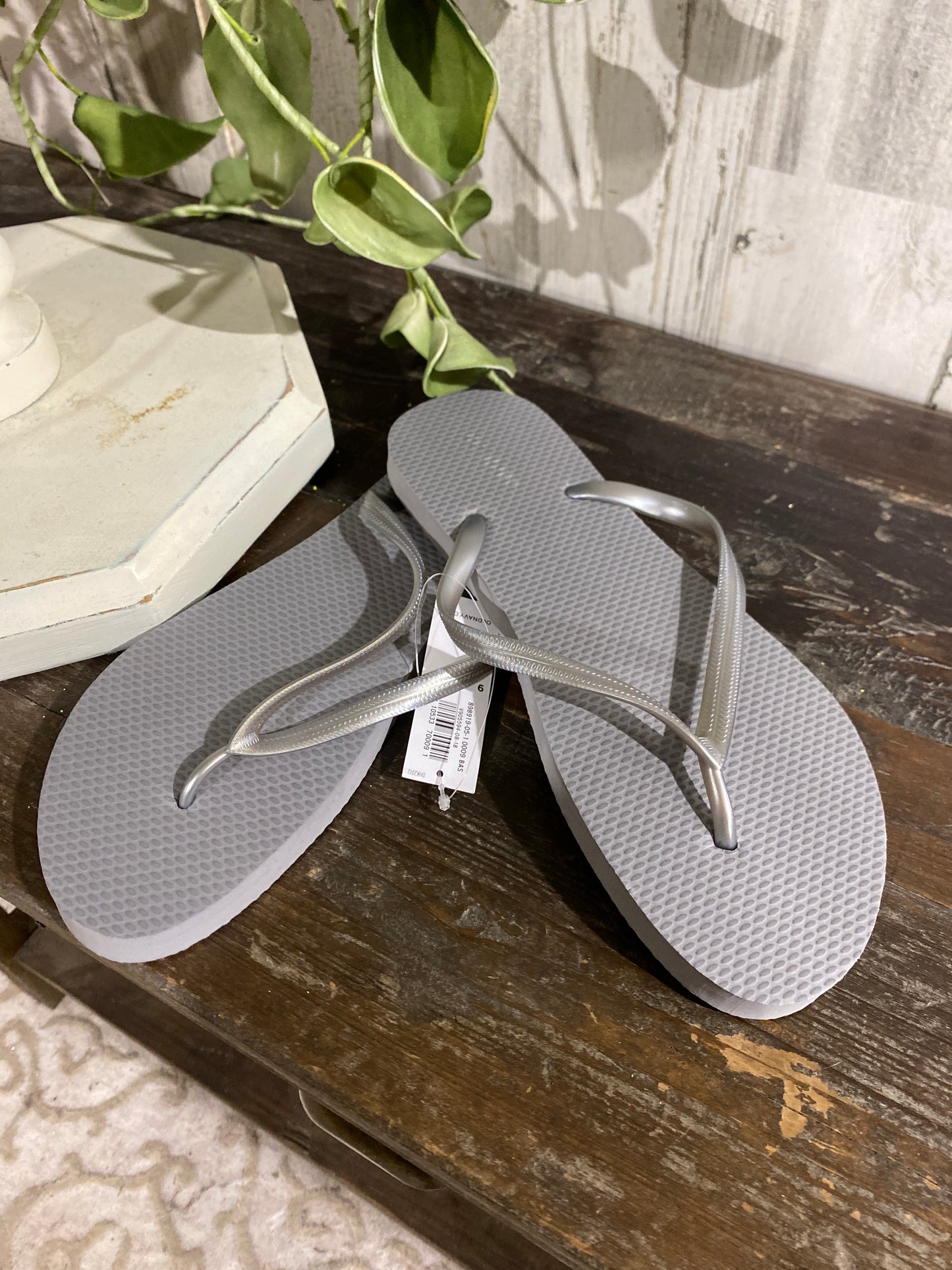 Womens NWT Old Navy Flip Flops Sz 9