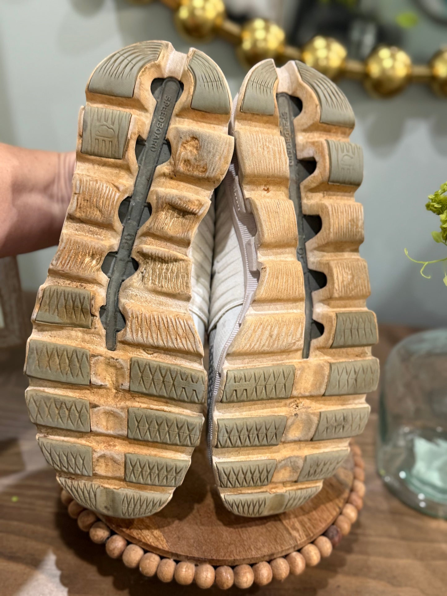 Womens On Cloud Sneakers Size 9.5