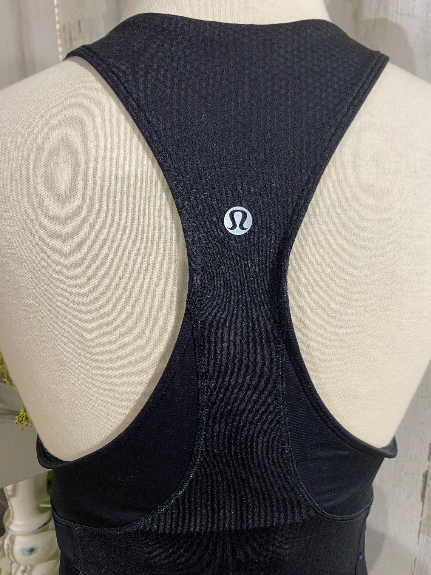 Womens Lululemon Top Sz 6 Retail $148