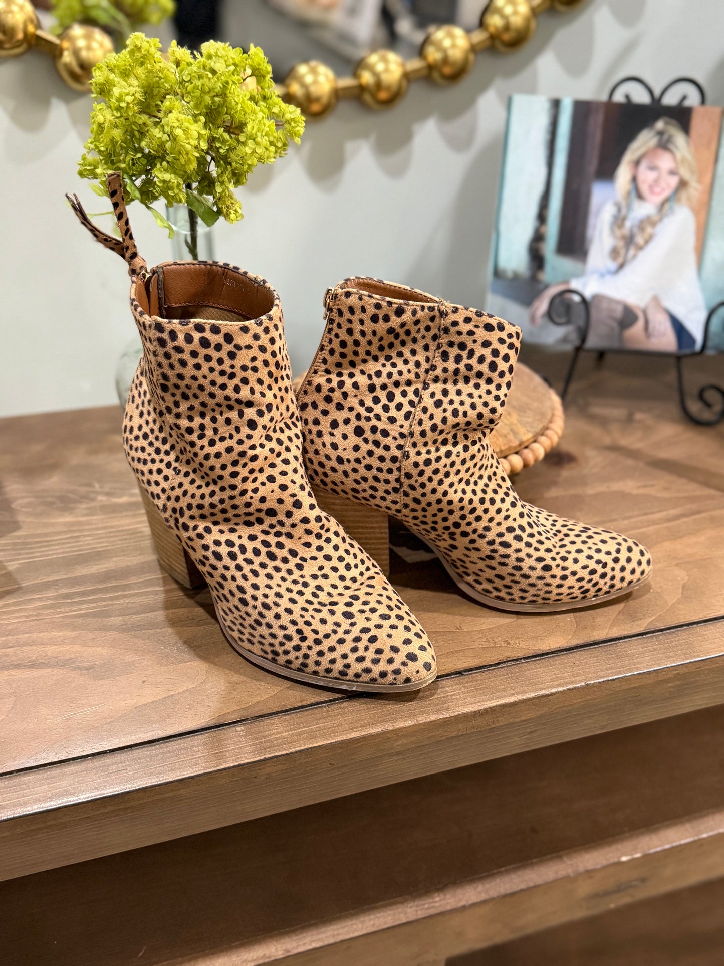 Womens Queen George Leopard Booties Size 8M
