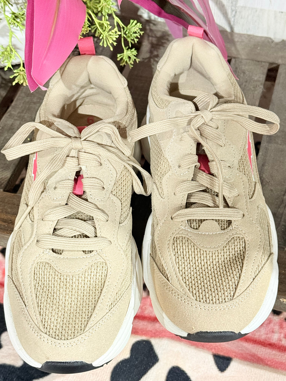 Womens AVIA Sneakers Size 6 EUC