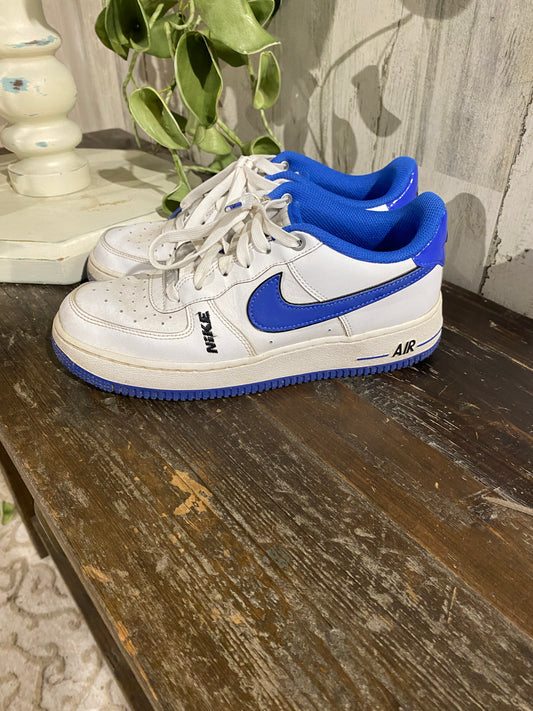 Boys Nike Tennis Shoes Sz 6-5Youth