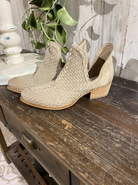 Womens Very Volatile Booties Sz 8