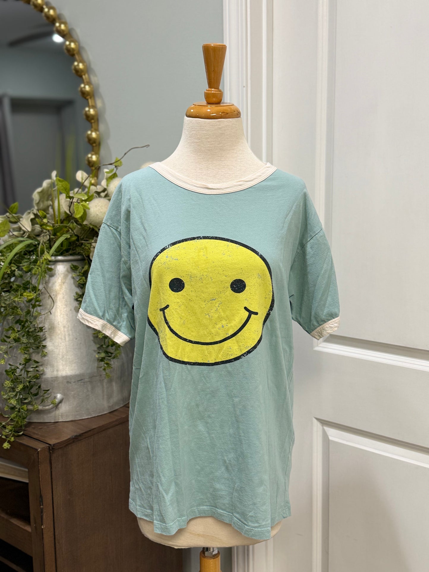 Womens Urban Daizy Smiley Face Tee Size Medium