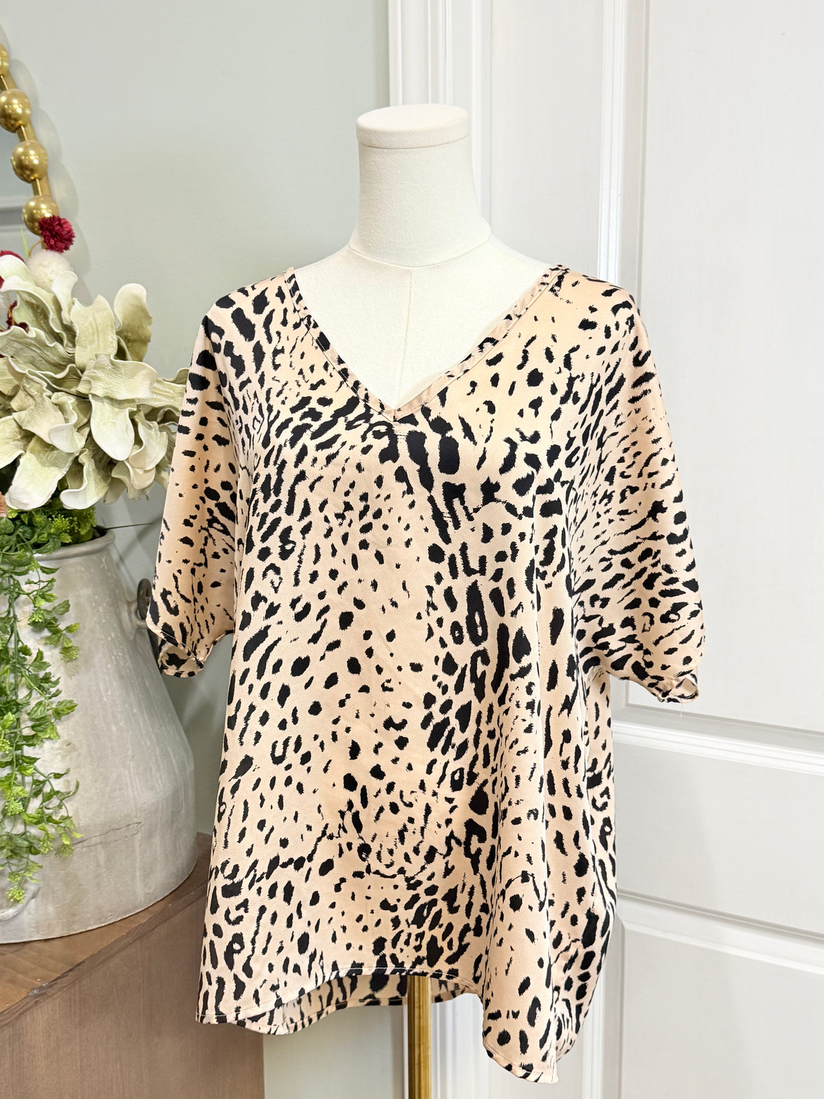 Womens Entro Leopard Satin Blouse Medium EUC