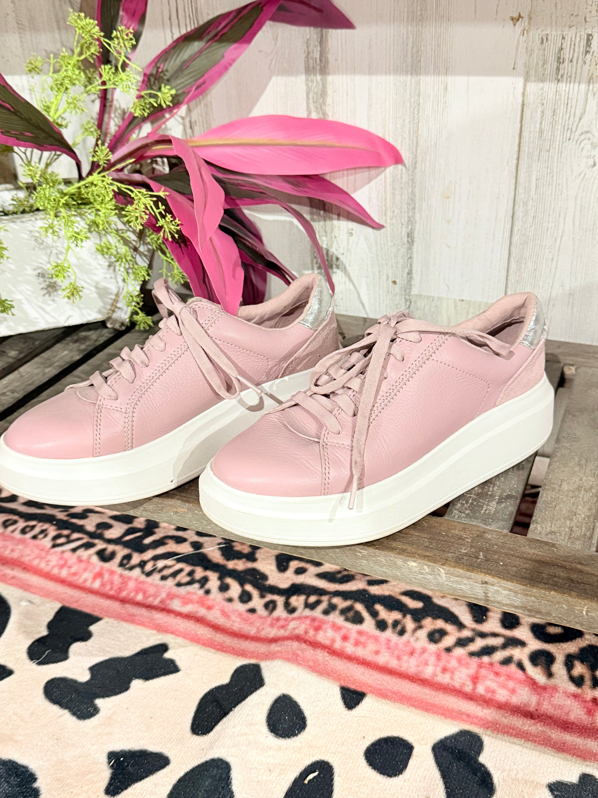 Womens UGG Platform Sneakers Size 6 EUC