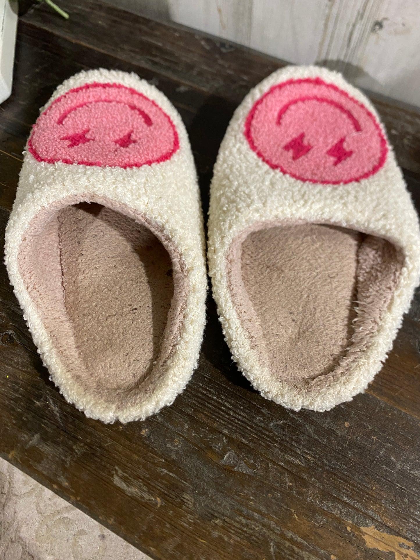 Womens Smiley Face Slippers Sz 6/7