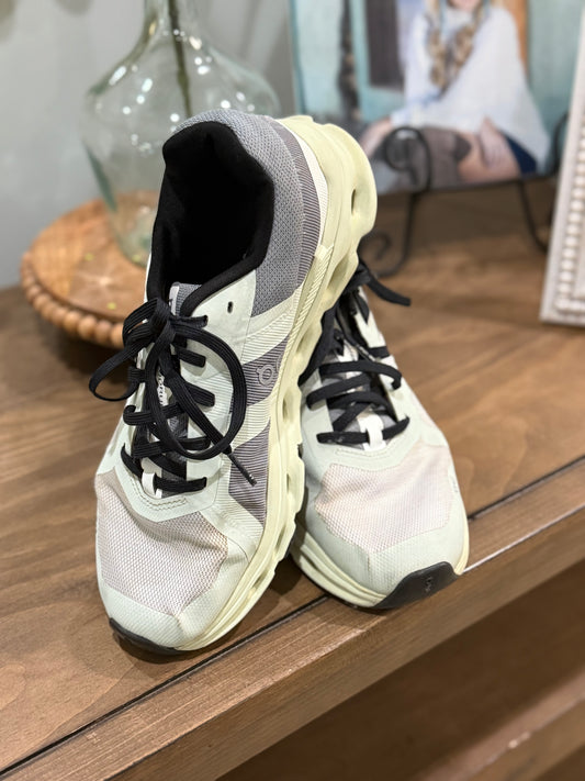 Womens On Cloud Sneakers Size 8