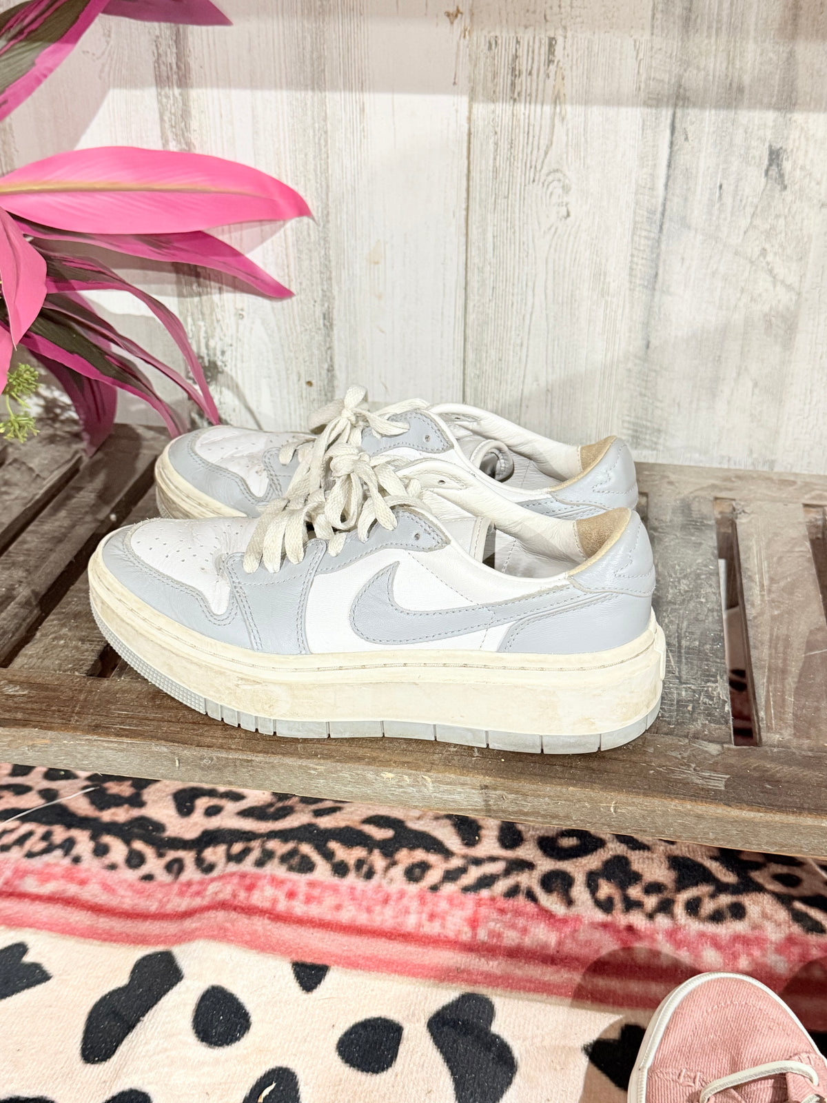 Womens Nike Sneakers Size 8 GUC