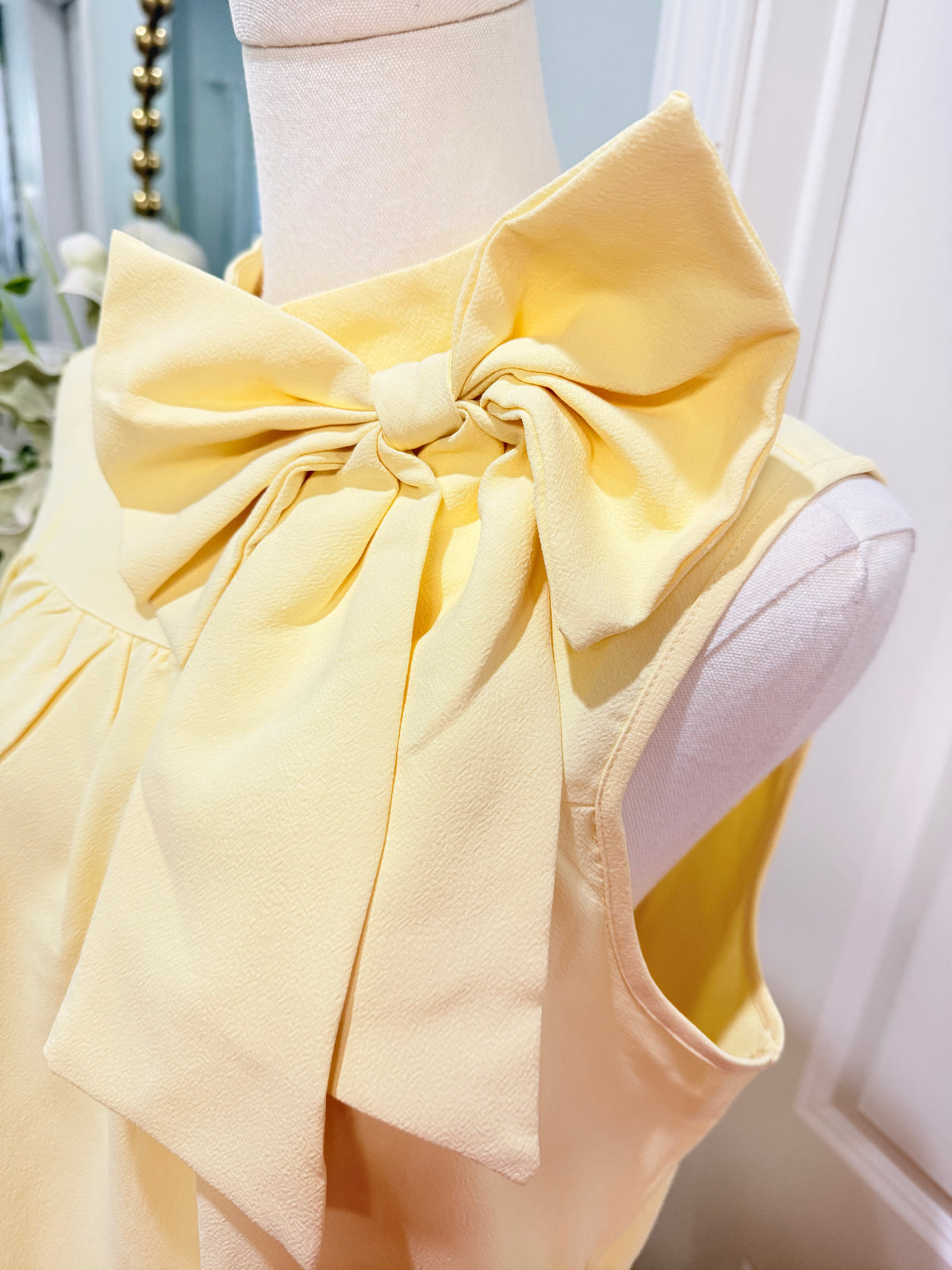 Womens Yellow Bow Knee Length Dress Large EUC
