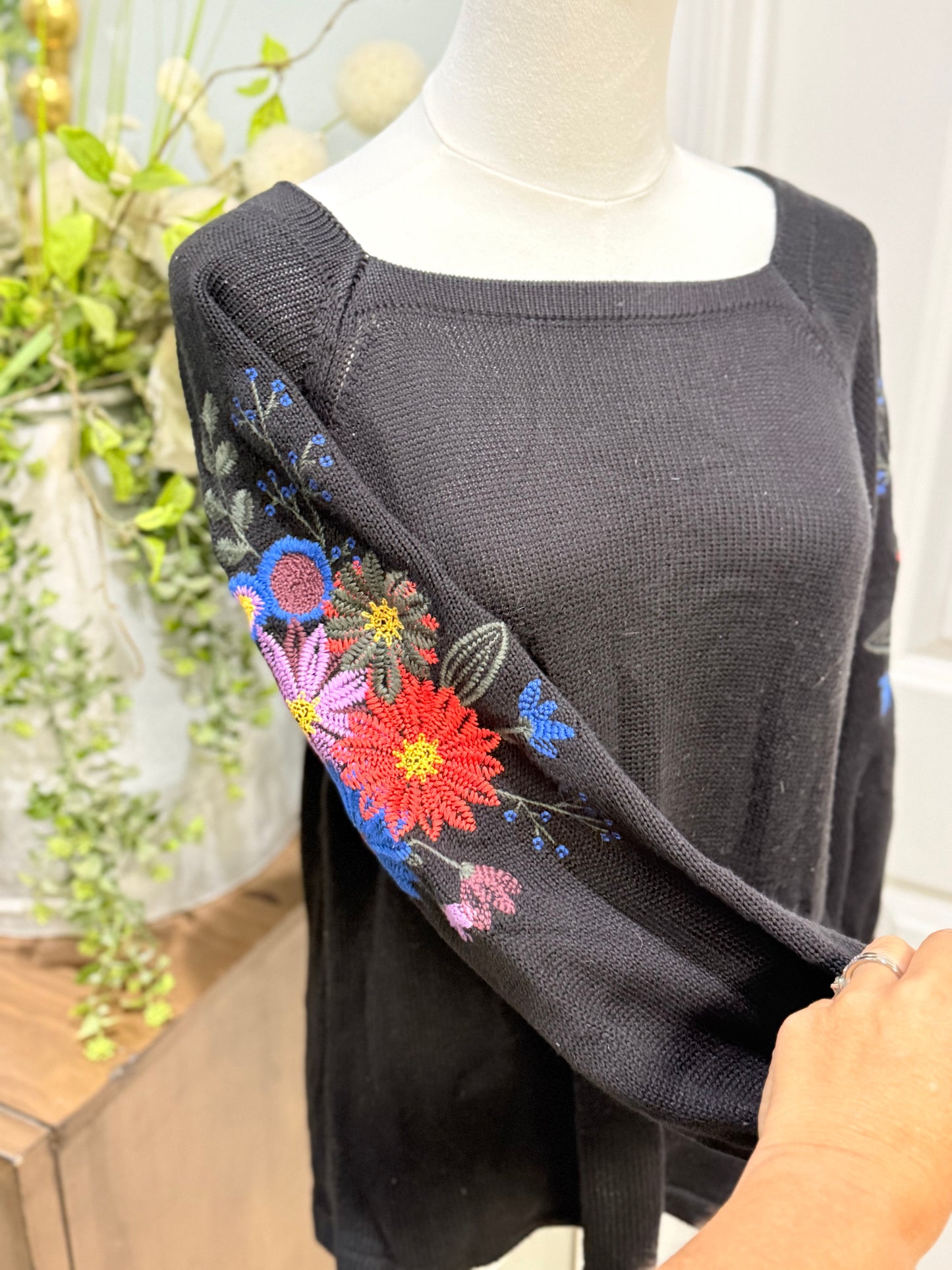 Womens Pioneer Woman Embroidered Sweater Small EUC