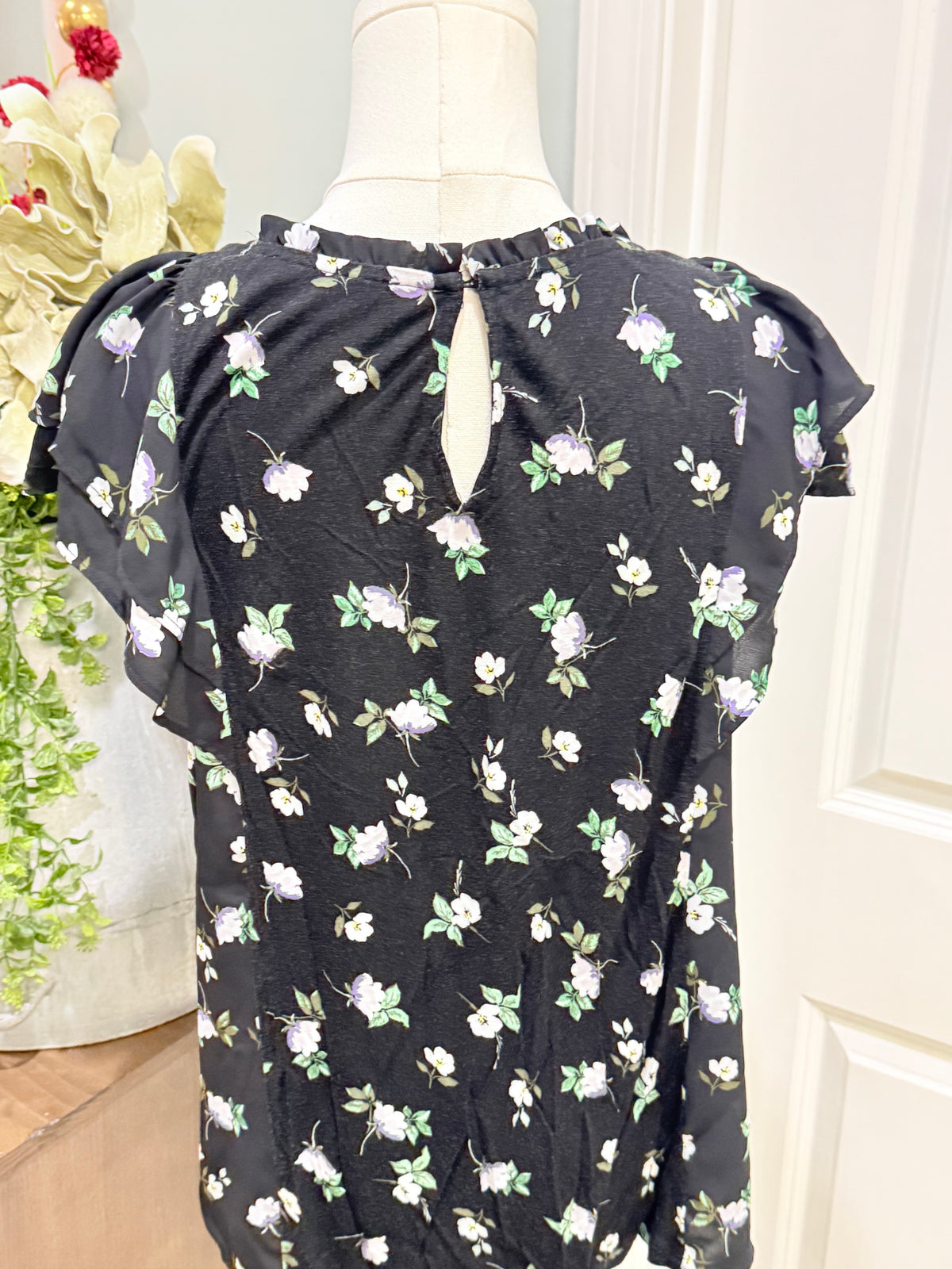 Womens Black Floral Flutter Sleeve Blouse Medium Petite EUC