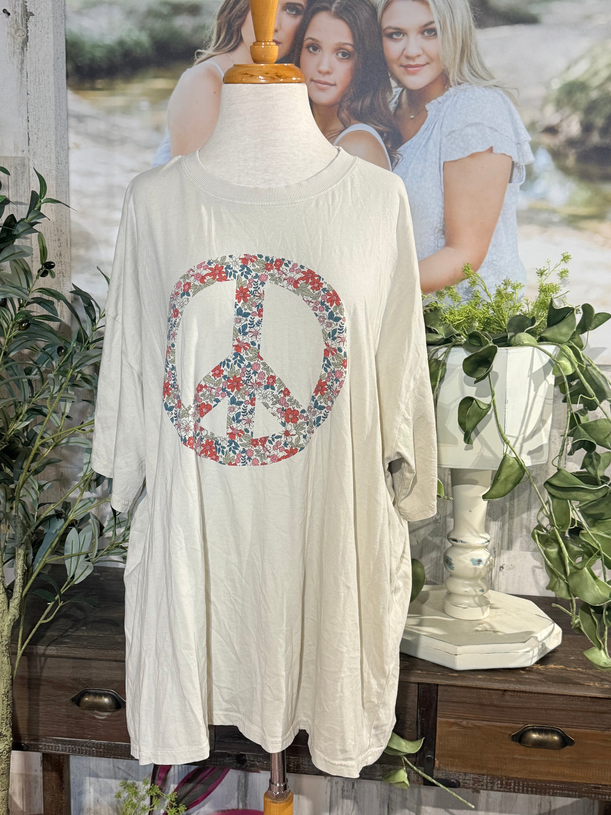 Womens Easel Peace Sign Tshirt Large EUC