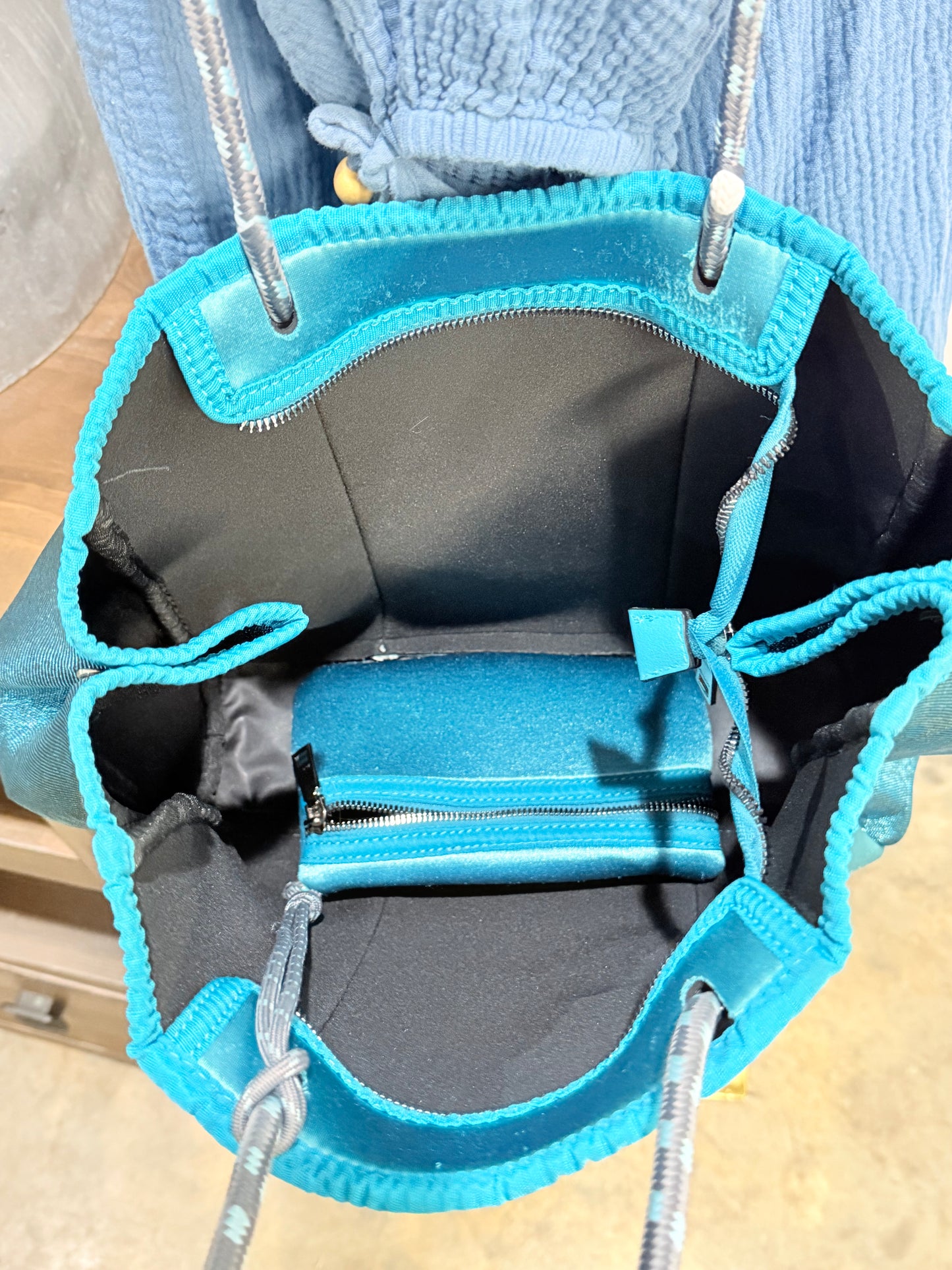 Turquoise Leopard Neoprene Tote EUC