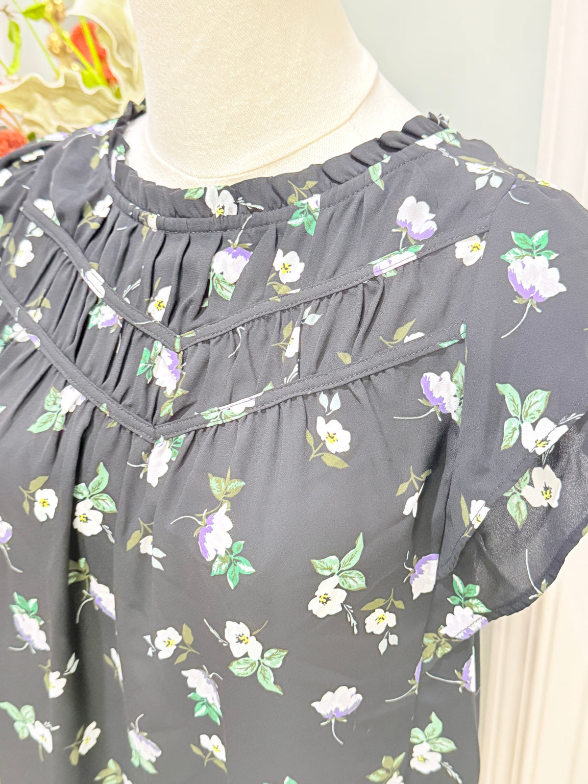 Womens Black Floral Flutter Sleeve Blouse Medium Petite EUC
