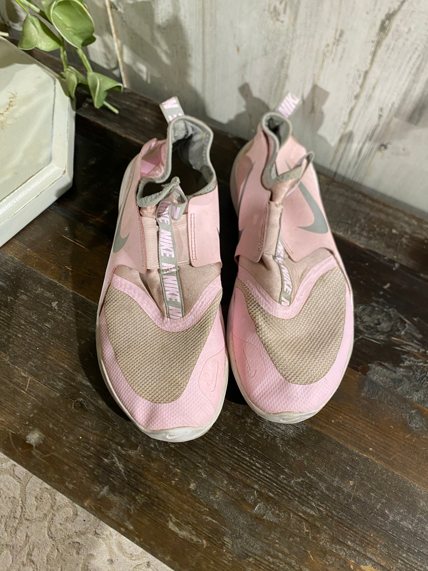 Girls Nike Slip On Sneakers Sz 7Y
