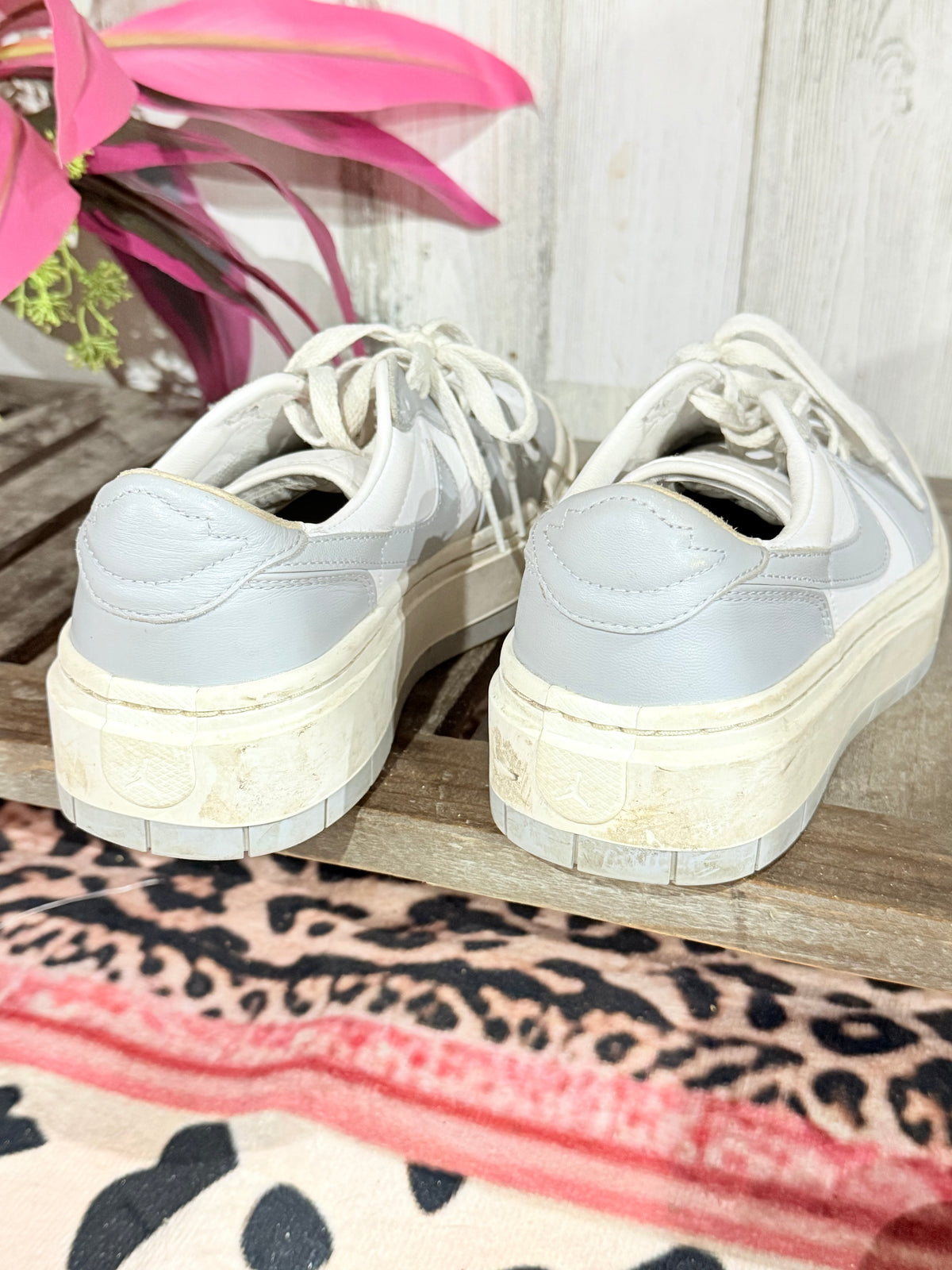 Womens Nike Sneakers Size 8 GUC