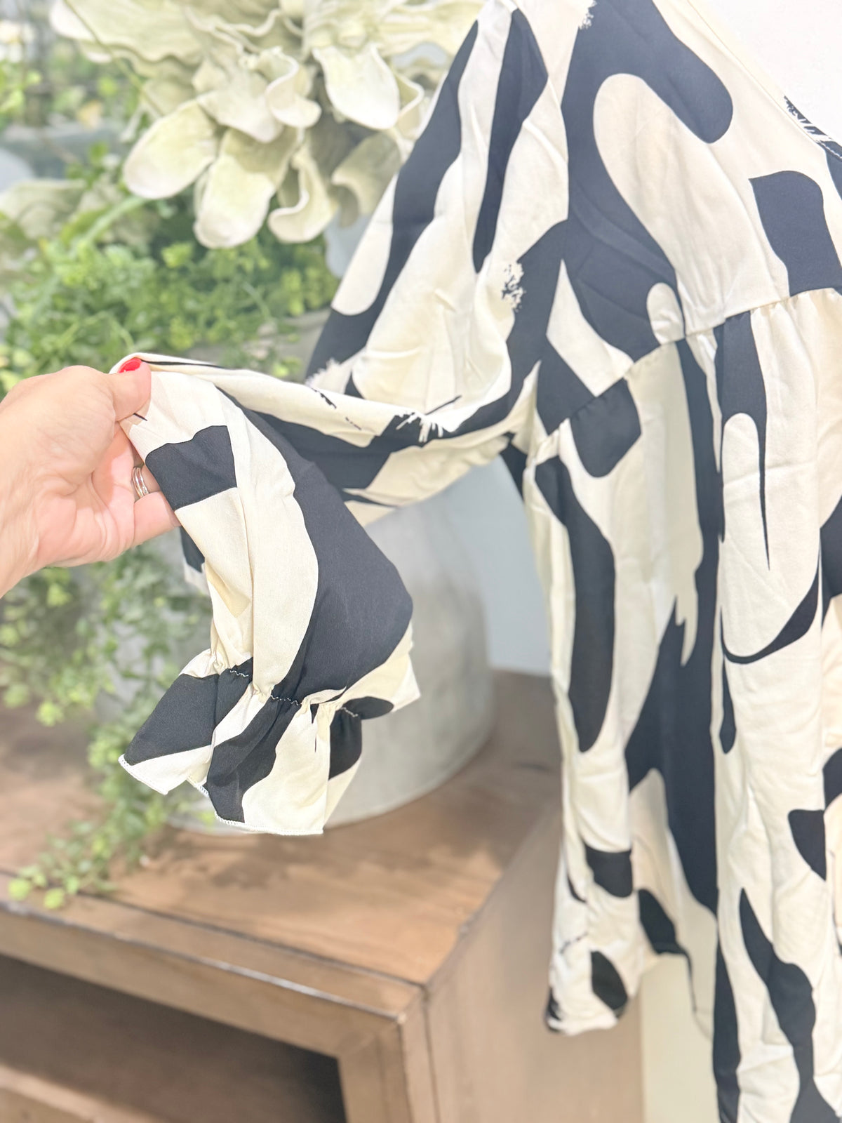 Womens B&W Abstract Blouse 2X EUC