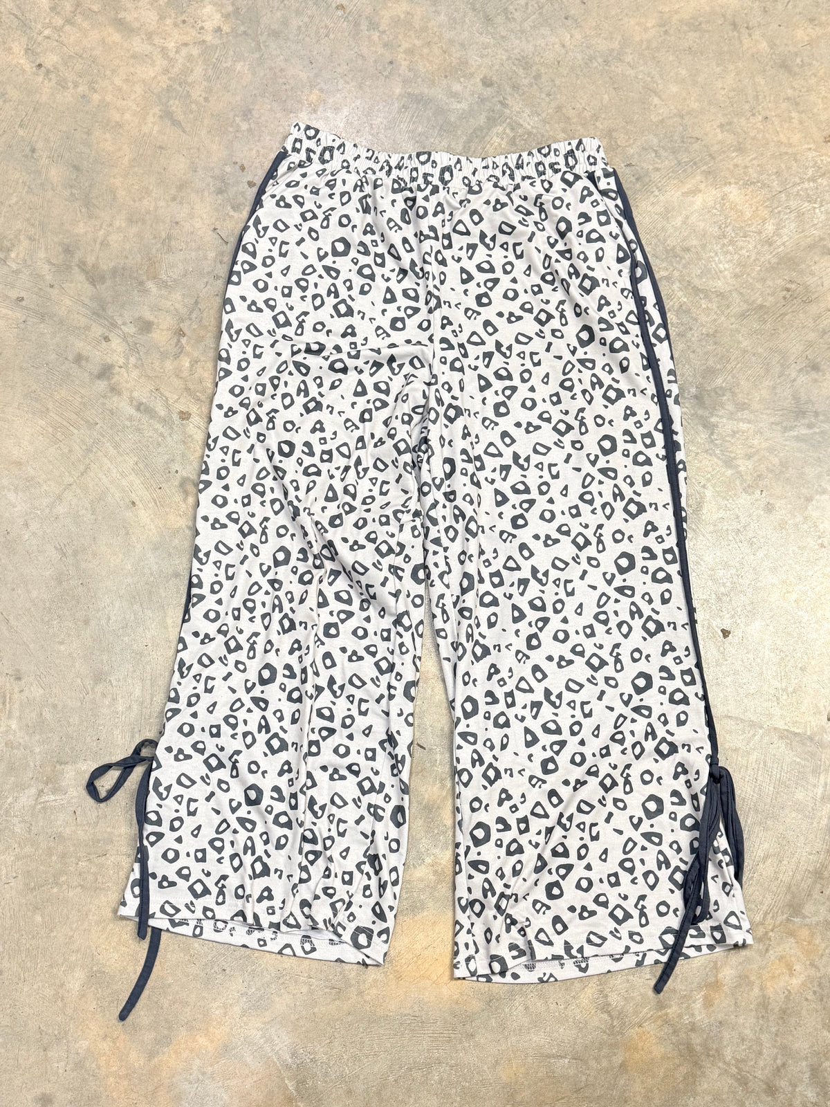 Womens Leopard Pants Size Large EUC