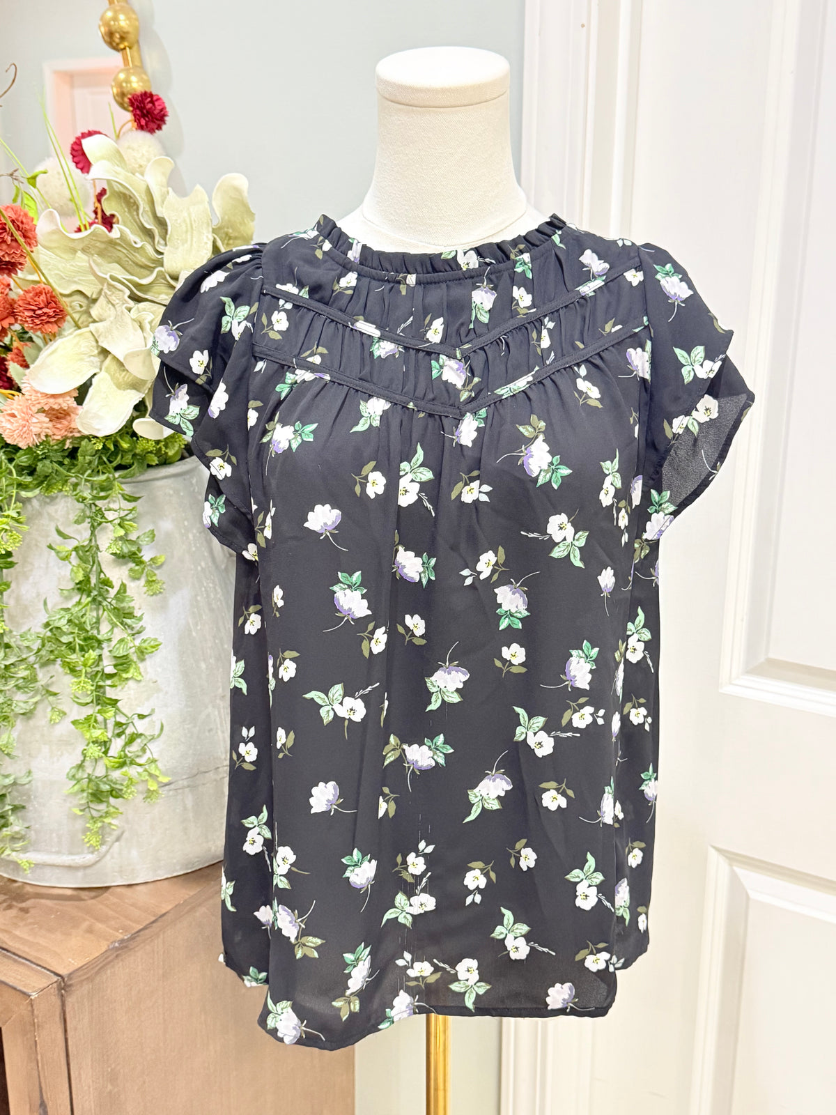 Womens Black Floral Flutter Sleeve Blouse Medium Petite EUC
