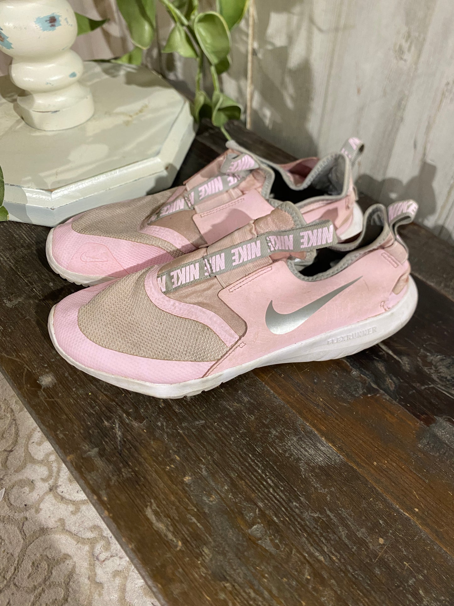 Girls Nike Slip On Sneakers Sz 7Y