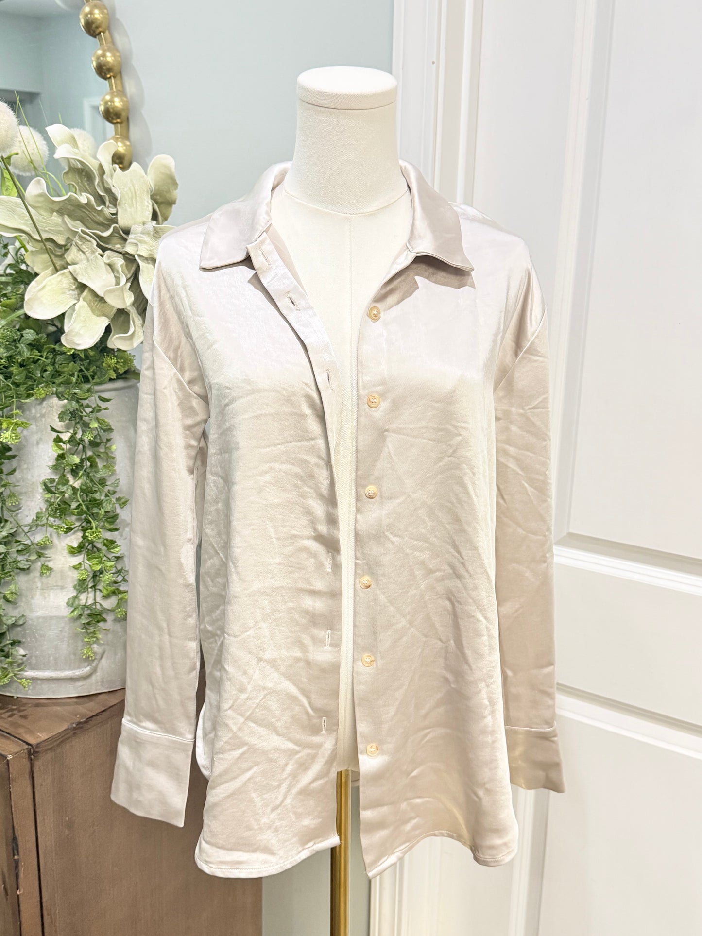 Womens Mystree Satin Button Down Small NWT