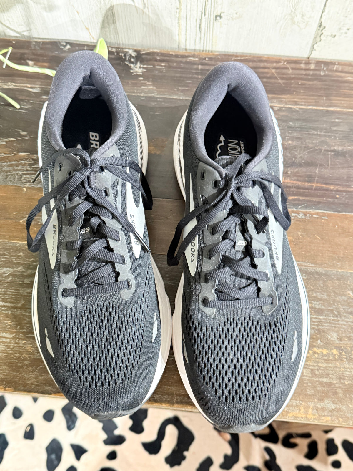 Mens Brooks Sneakers Size 11
