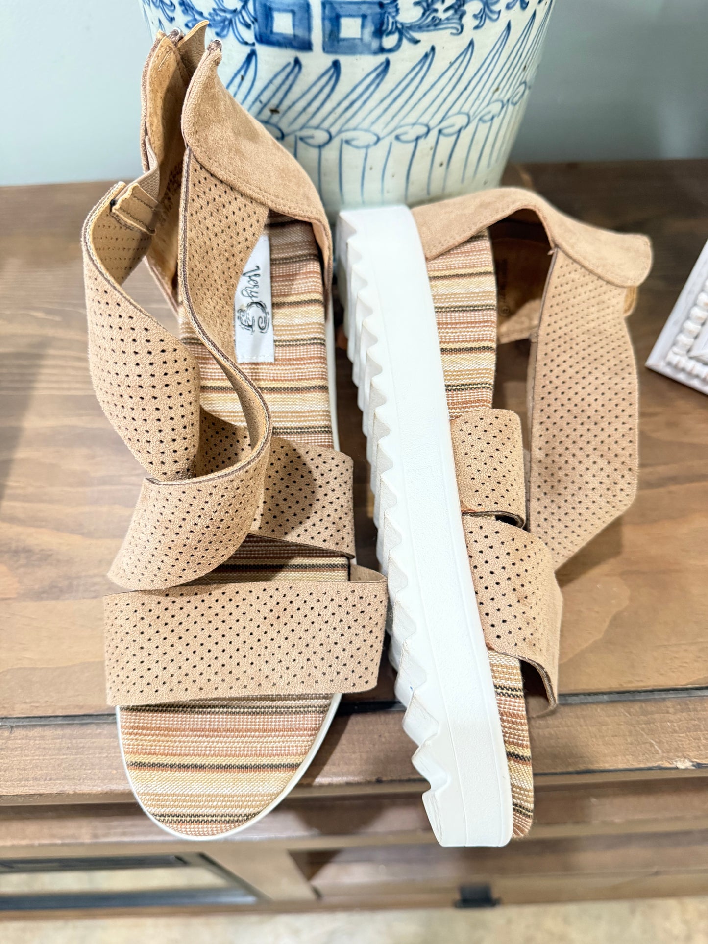 Womens Very G Tan Sandals Size 9 EUC