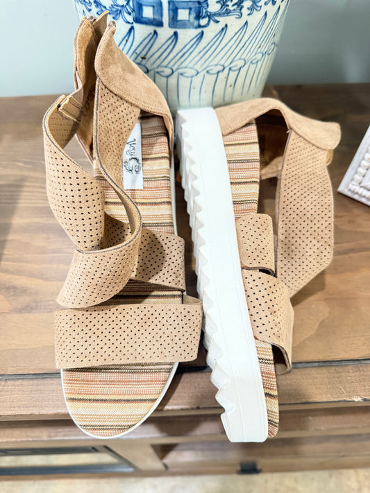 Womens Very G Tan Sandals Size 9 EUC