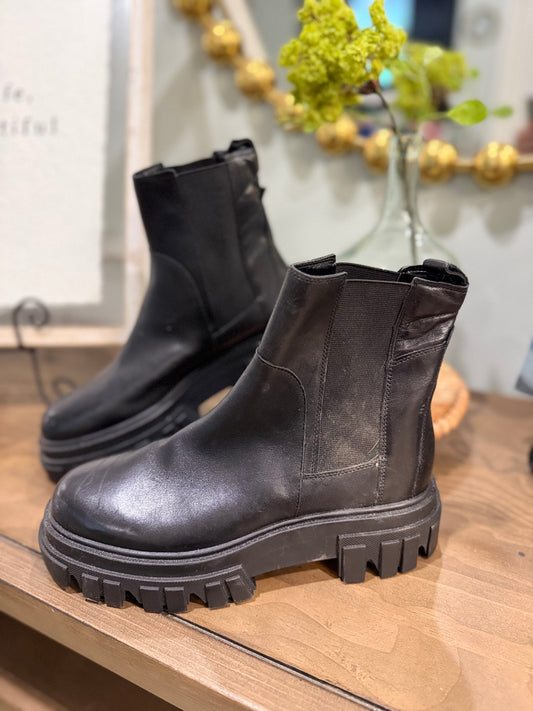 Womens Marc Fisher Black Boots Size 8.5M