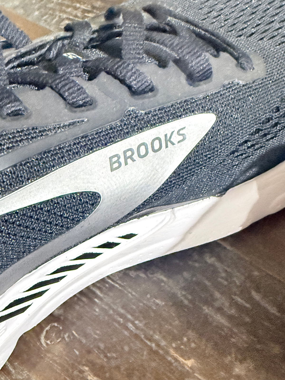 Mens Brooks Sneakers Size 11