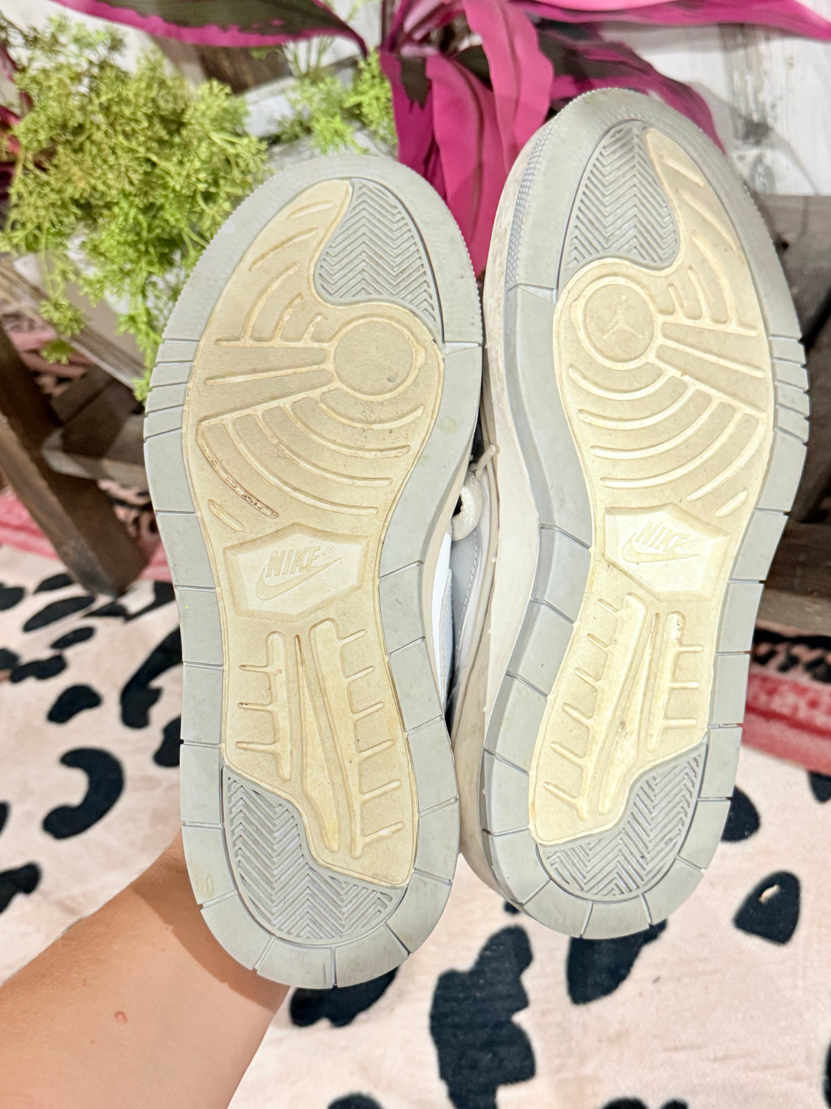 Womens Nike Sneakers Size 8 GUC