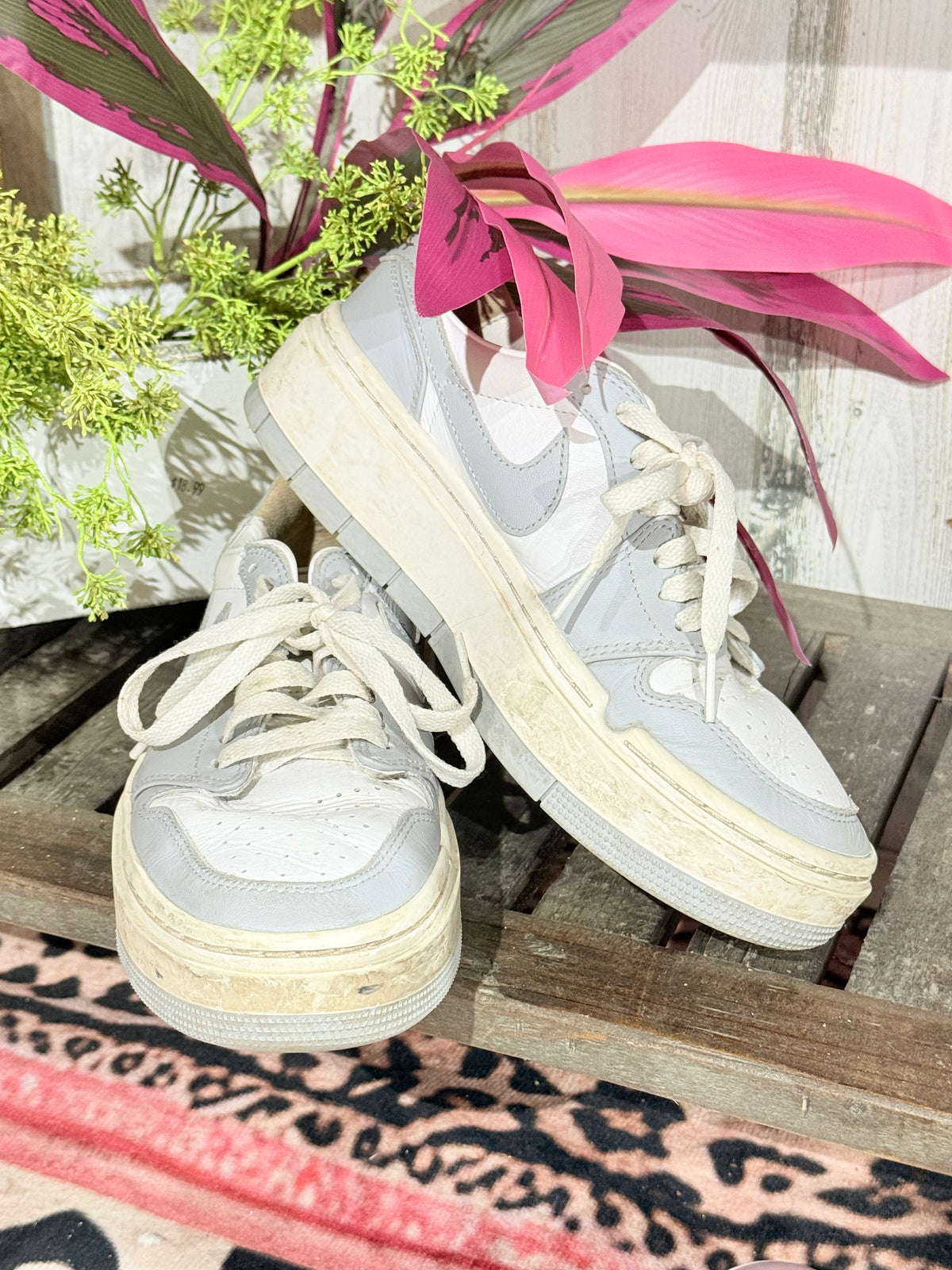 Womens Nike Sneakers Size 8 GUC