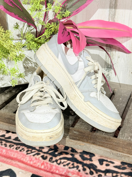 Womens Nike Sneakers Size 8 GUC