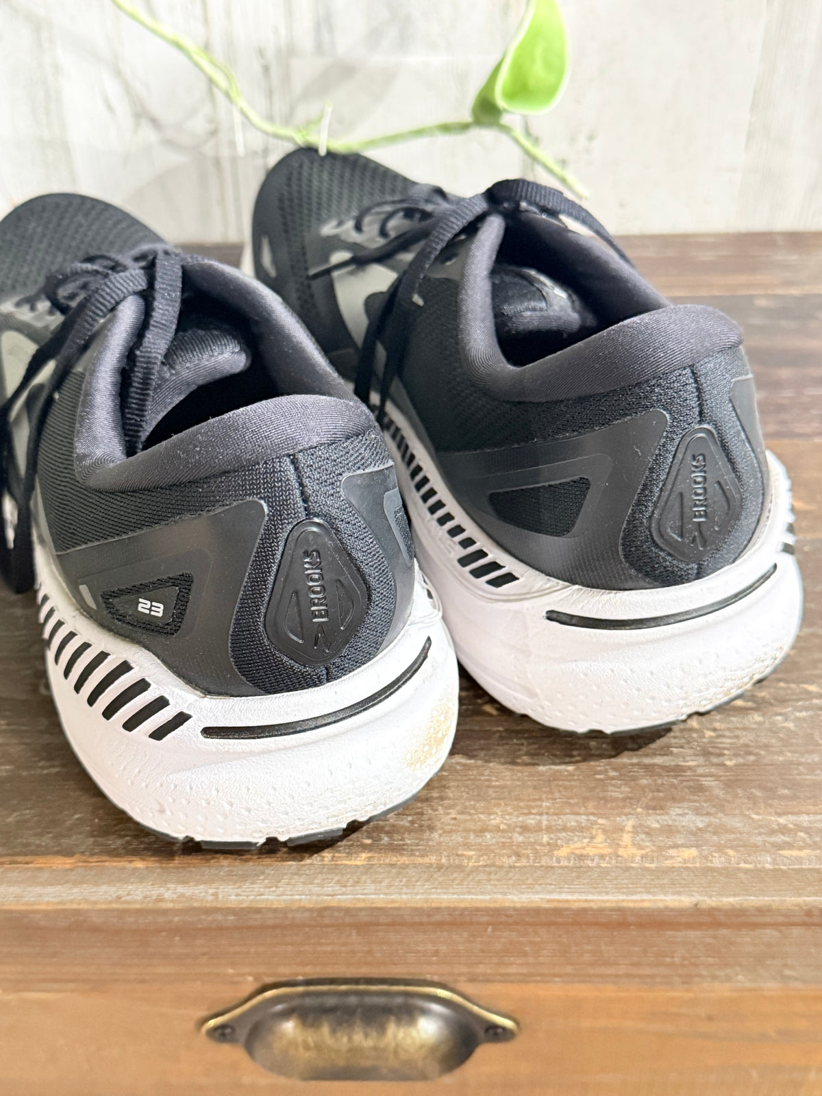 Mens Brooks Sneakers Size 11