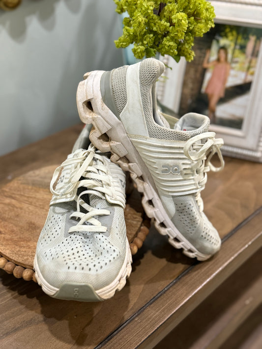 Womens On Cloud Sneakers Size 9.5