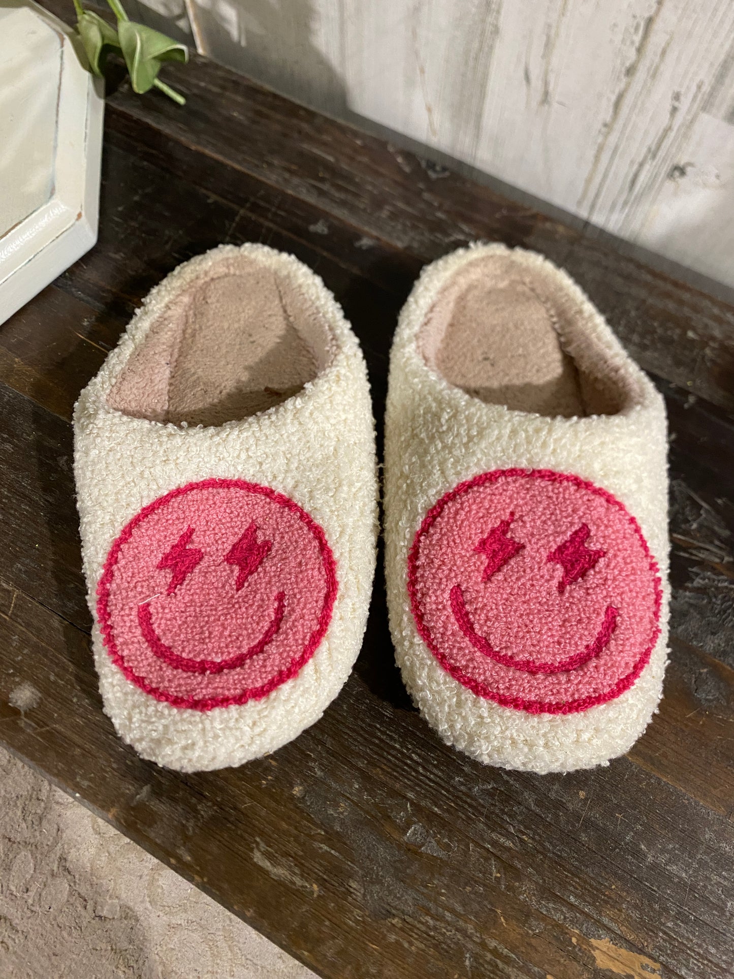 Womens Smiley Face Slippers Sz 6/7
