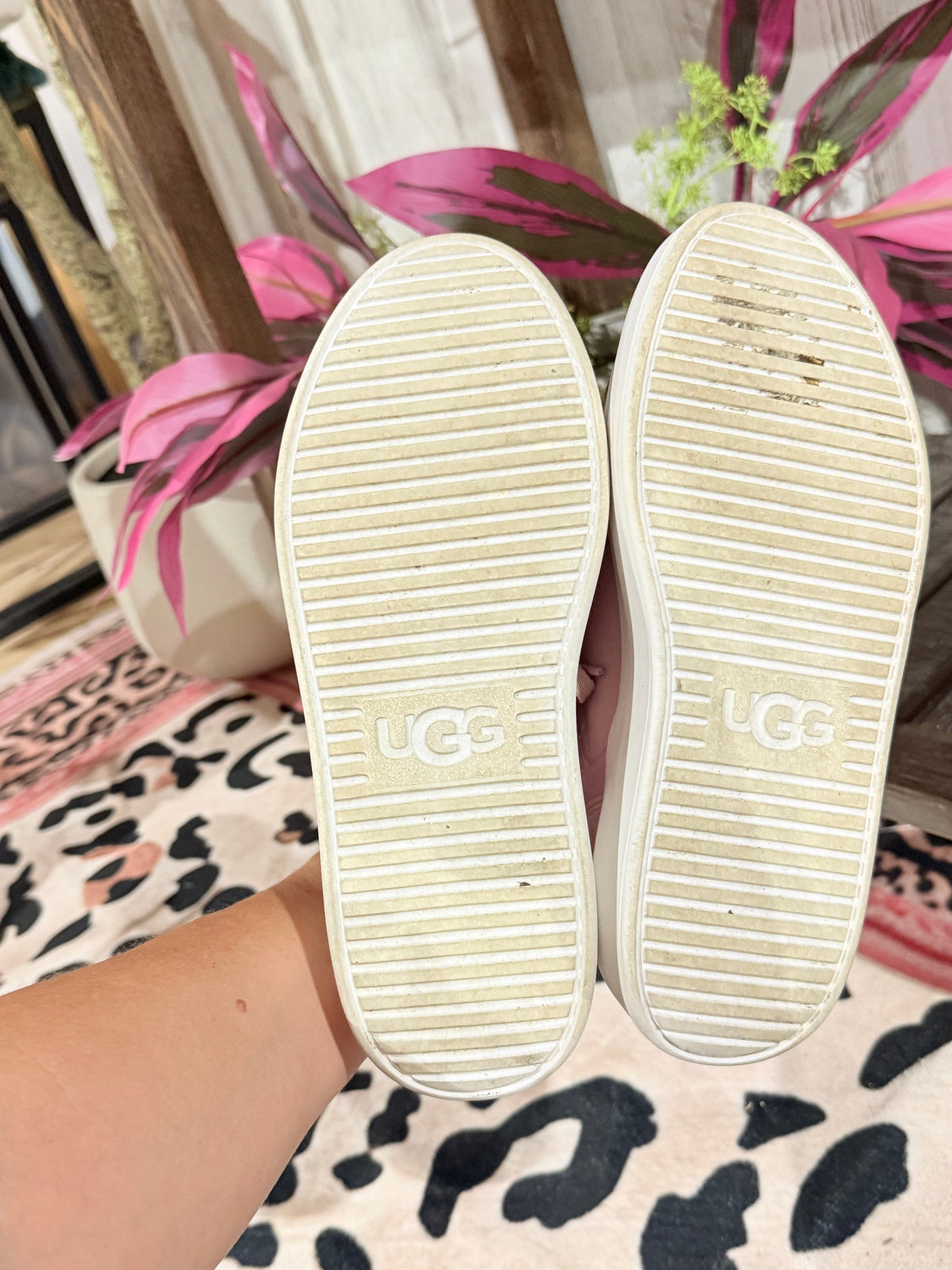 Womens UGG Platform Sneakers Size 6 EUC